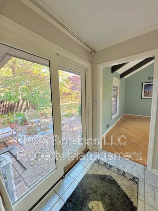 Building Photo - 615 E 101st Terrace