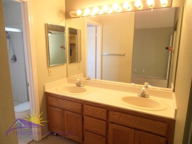 Building Photo - Spacious 3 Bed 2.5 Bath 1,959 Sq. Ft. Antelope Home