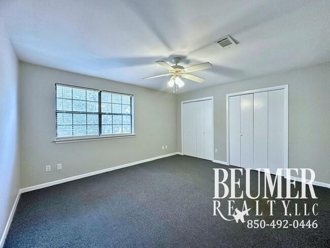 Building Photo - 2br 1.5 bath Townhome Located Close to Water