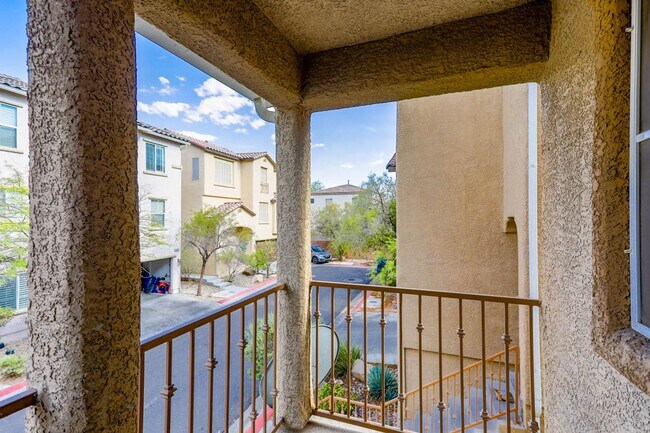 Building Photo - Beautiful 3 Bed Home With 3 Full Baths And...