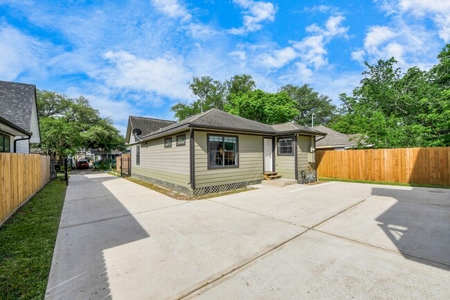 Building Photo - 1561 Scharpe St