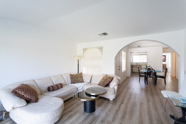 Building Photo - 505 S Farrell Dr