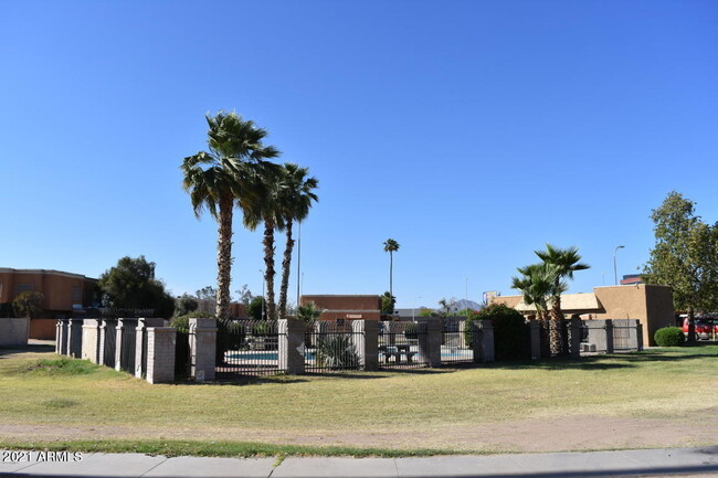 Building Photo - 4522 E Pueblo Ave