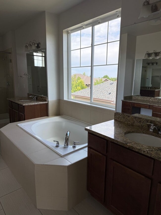 Building Photo - Spacious and Bright 4 Bedroom Home in Wind...