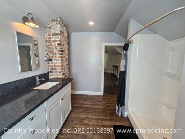 Building Photo - Available Now! Downtown 3-Bedroom with Old World Charm and Modern Amenities!
