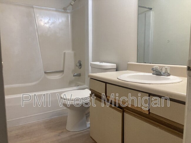 Building Photo - 6070 In the Pines Dr SE
