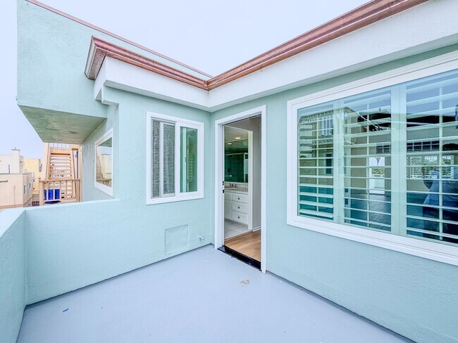 Building Photo - 3525 Sunset Ln