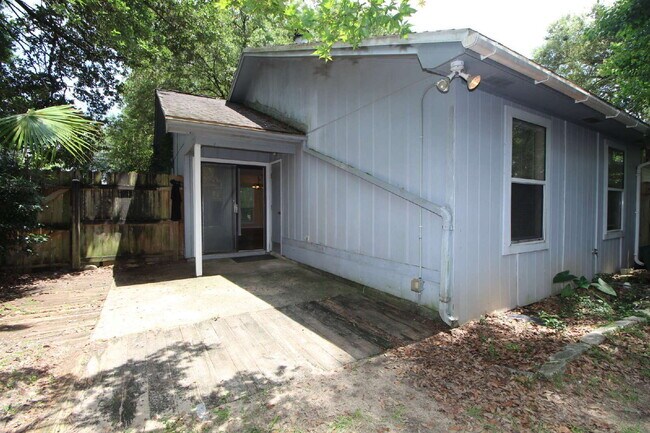 Building Photo - Updated 2BR/1BA West Pensacola Home with Fenced Backyard, Fireplace & Convenient Access to Mobile...