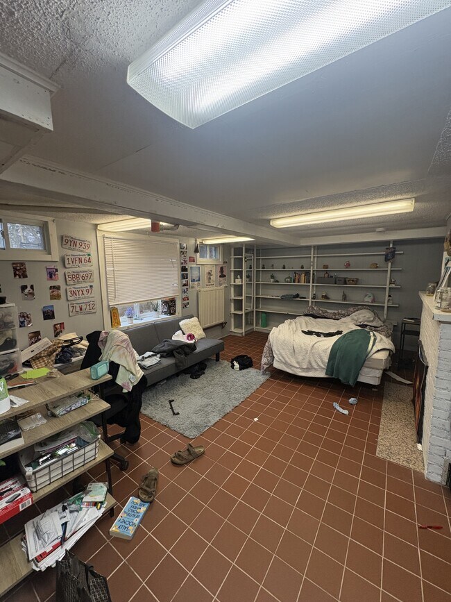 Building Photo - 525 E Pleasant St