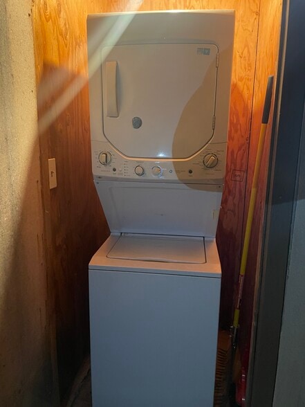 Building Photo - 23963 Lodge Dr