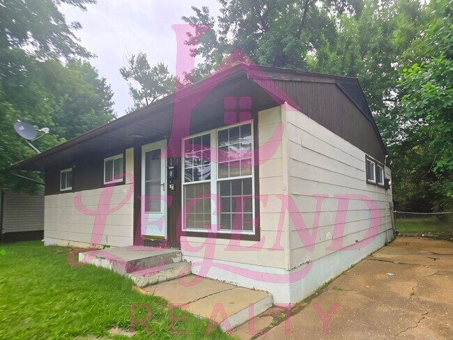 Building Photo - 3 Bedrooms | 1 Bathroom | Hardwood Floors | Bright Living/Dining Area | Galley Kitchen | Unfinish...