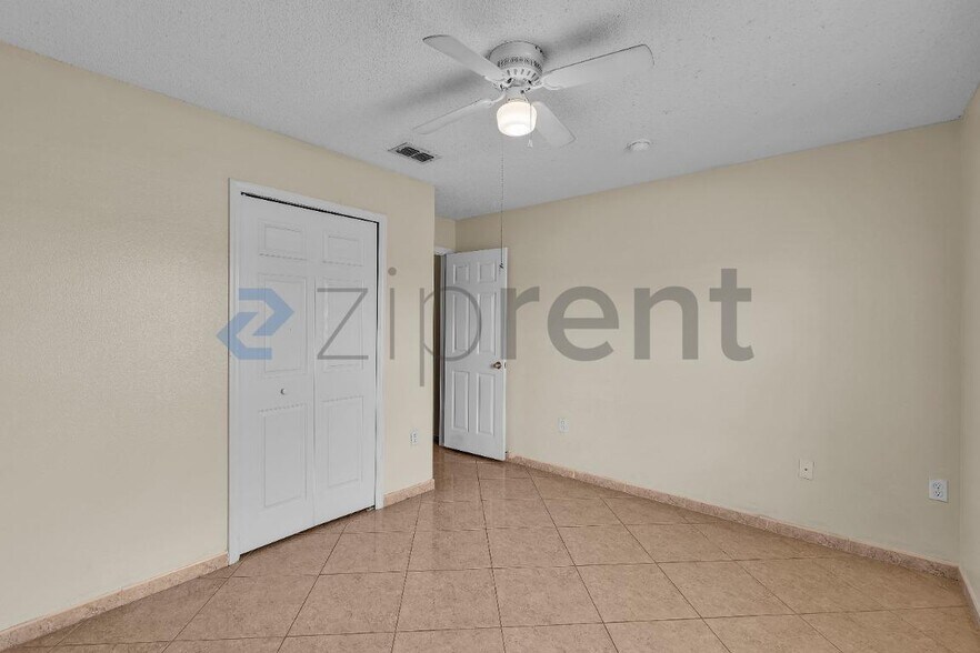 Building Photo - Unit