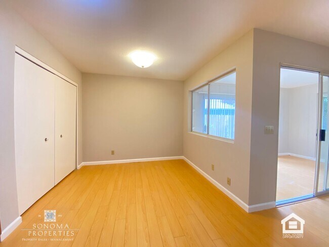 Building Photo - Inviting 1BD/1BA Apartment in Landscaped Sonoma Complex – Close to Everything!
