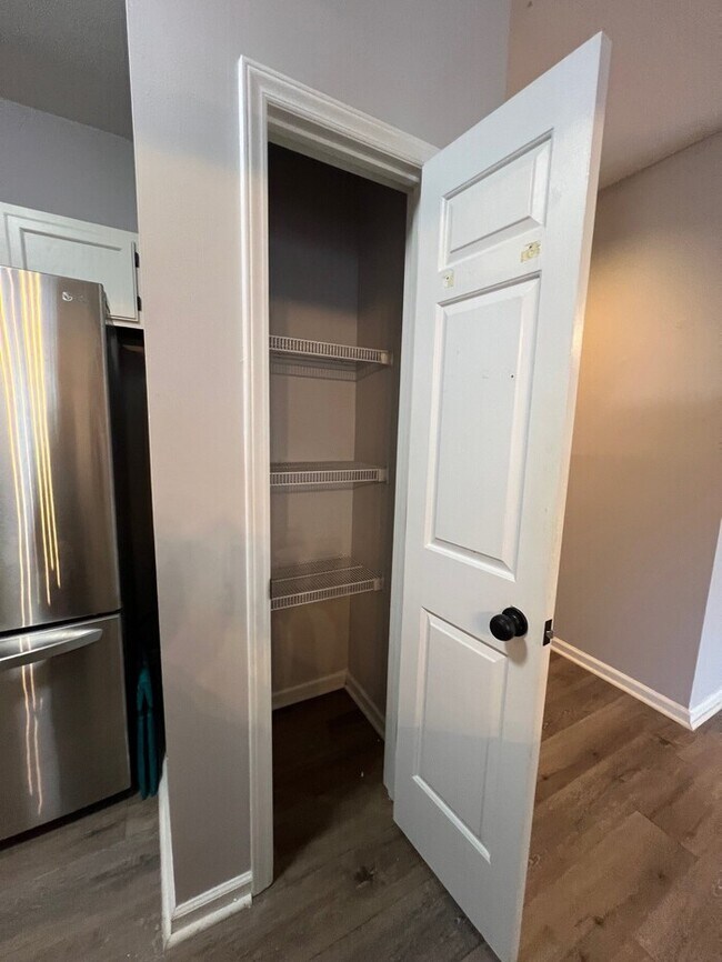 Building Photo - Charming 2-Bedroom in a Highly Sought-Afte...