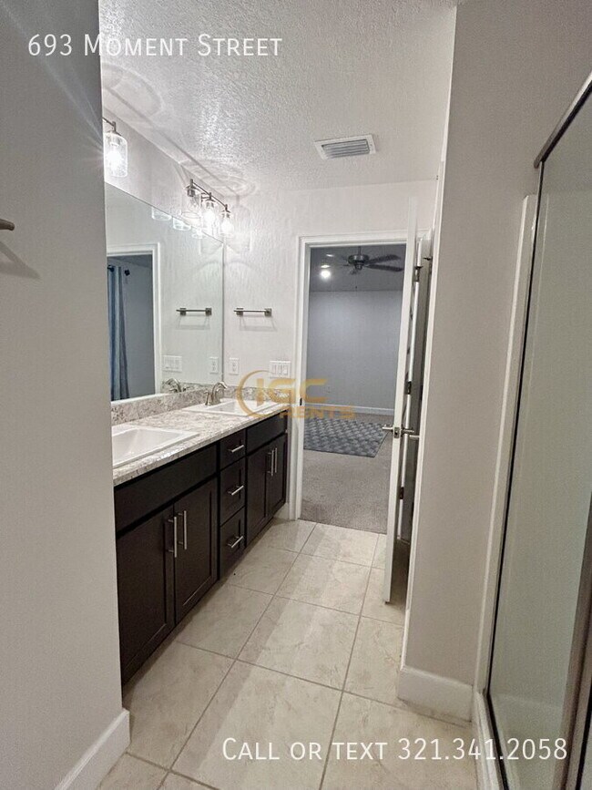 Building Photo - 693 Moment St