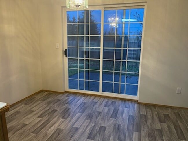 Building Photo - 3 bdrm, 2.5 bath, 2 car garage  (1 attached, 1 detached), Fenced yard, Minutes to Mall and I-5