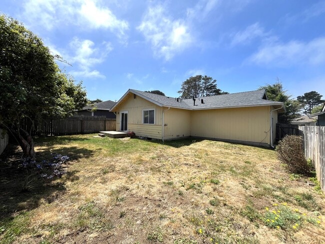 Building Photo - 2025 Thiel Ave