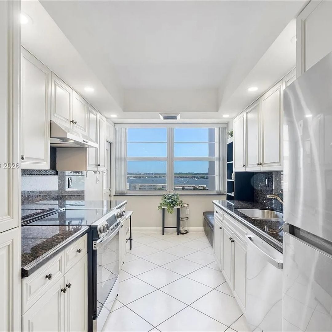 Building Photo - 18031 Biscayne Blvd