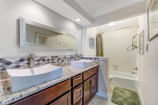 Building Photo - 2527 Potomac Dr