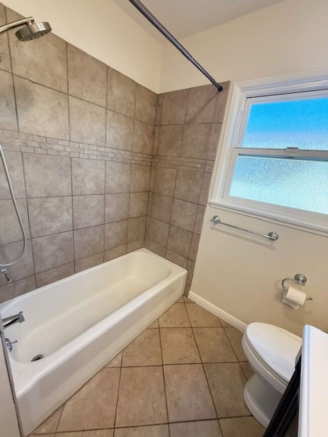 Building Photo - WONDERFUL LAKEWOOD HOME-NEW ON MARKET!!