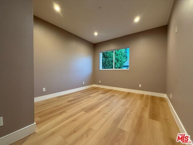 Building Photo - 6530 Varna Ave