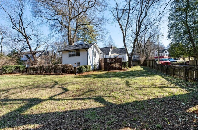 Building Photo - 2912 Woodlawn Dr