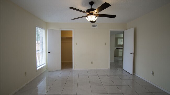 Building Photo - 9102 Benthos Dr