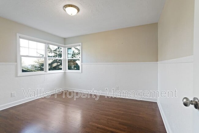 Building Photo - 1025 Terrace Dr NW