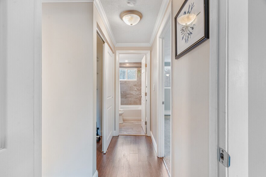 Building Photo - 10 Woodcrest Ct