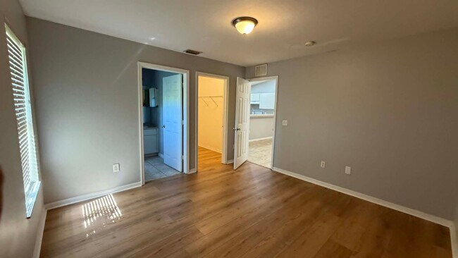 Building Photo - 2 Bedroom + Den in Lehigh Acres