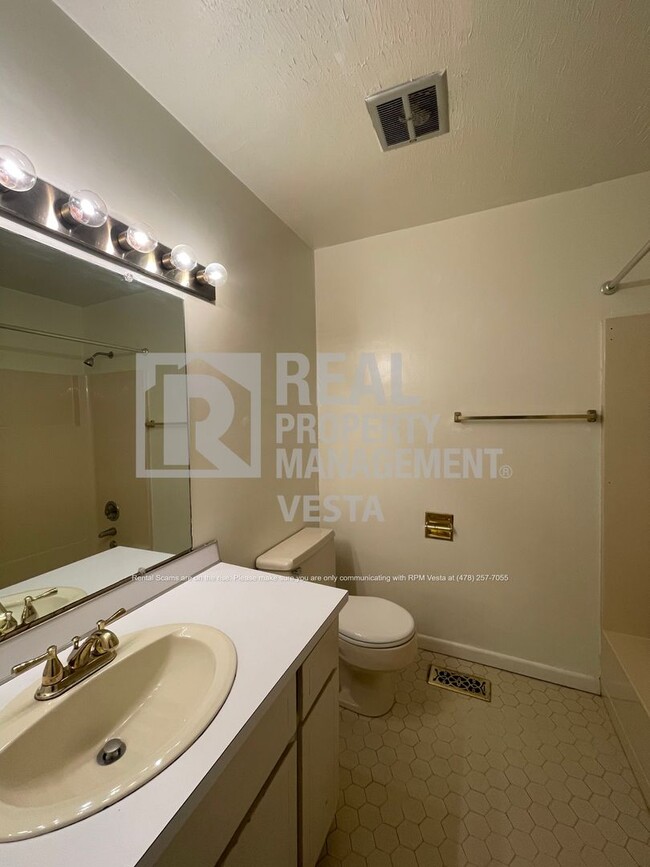 Building Photo - 5081 Idleway Dr