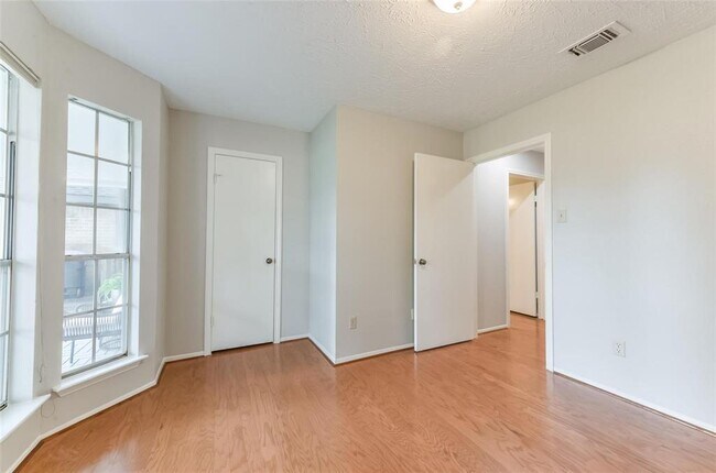 Building Photo - 5701 Village Arbour Dr