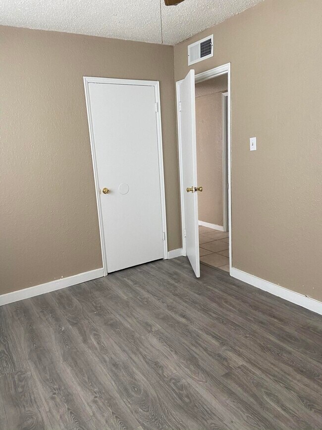 Building Photo - 601 Lomaland Dr