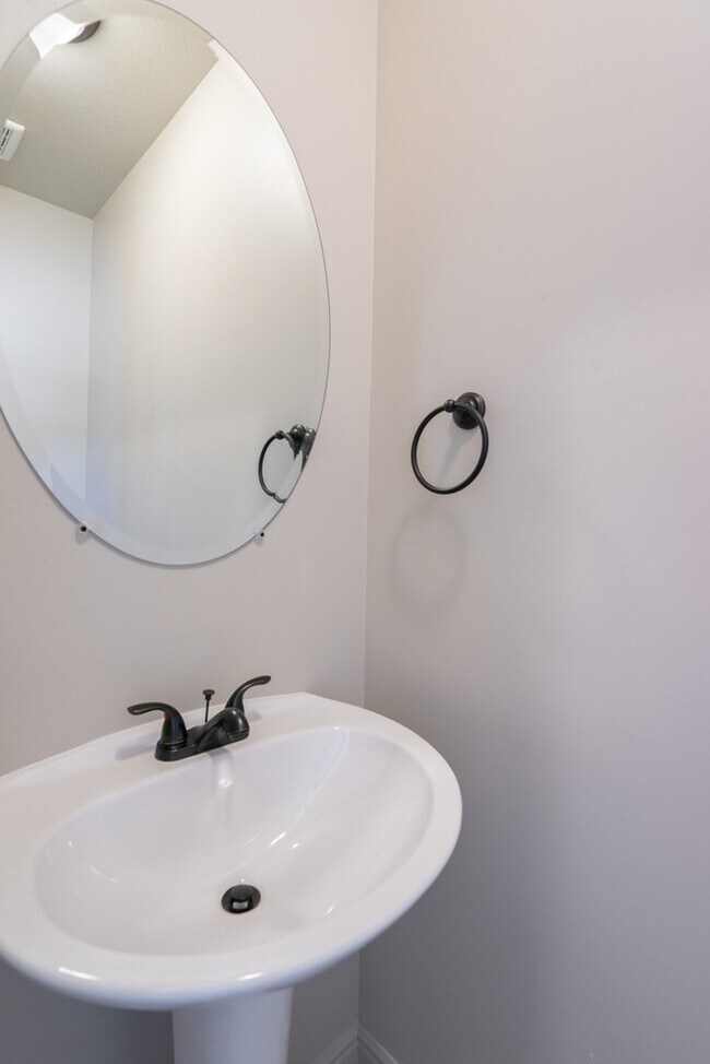 Building Photo - Comfortable Townhome Living with Pool Access