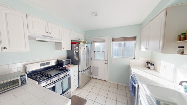 Building Photo - Charming 2-Bedroom Home with Mini Golf Course, Spacious Yard, and Ample Parking