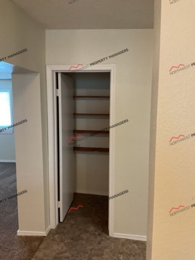 Building Photo - r174a