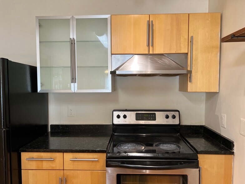 Kitchen cabinets - 2527 Brookfield Ave