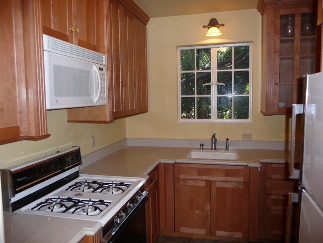 Building Photo - 2057 N Las Palmas Ave