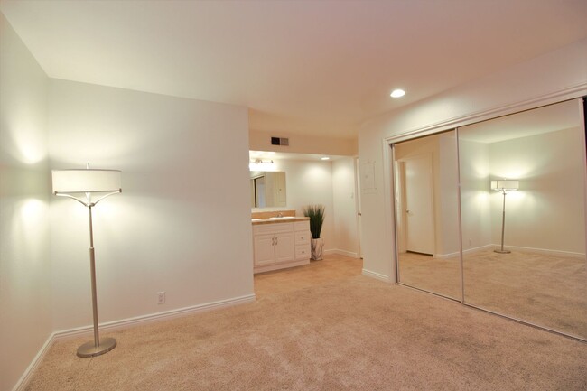 Building Photo - 1 Bedroom Condo For Lease in Fullerton
