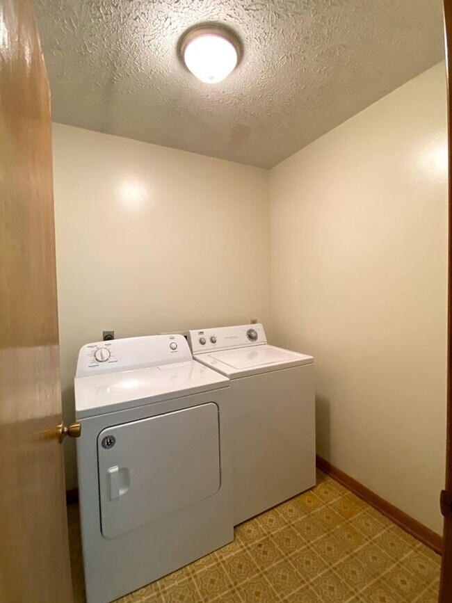 Building Photo - ***AUGUST 2027*** Lower Level 2 bedroom, 2 bath home with large yard (Great for large group!)