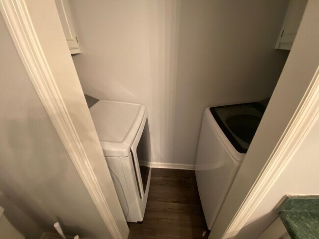 Building Photo - 205 Courtney Way