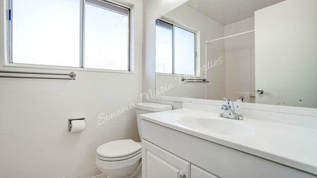 Building Photo - Lovely 3 Bedroom Townhouse ~ Water Included