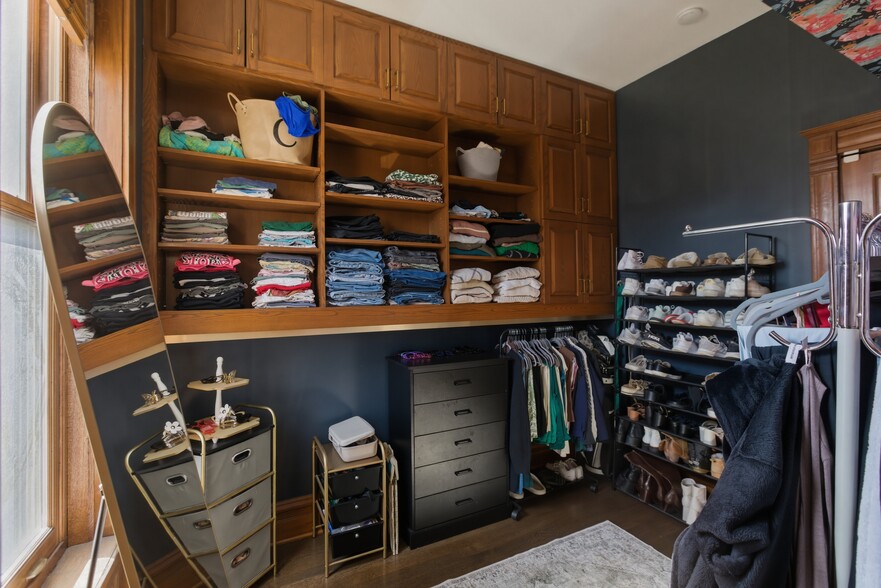 Building Photo - 850 W Oakdale Ave