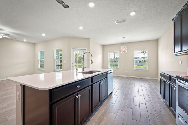 Building Photo - Spacious 4-Bedroom Home with Screened Pati...