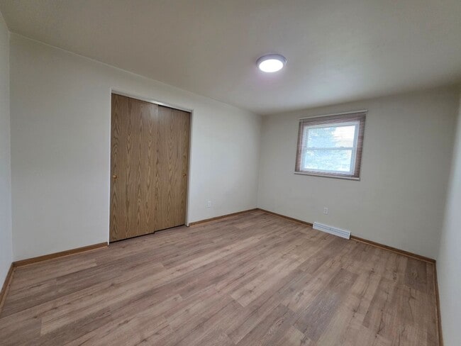 Building Photo - 1254-1256 Meadow Ln