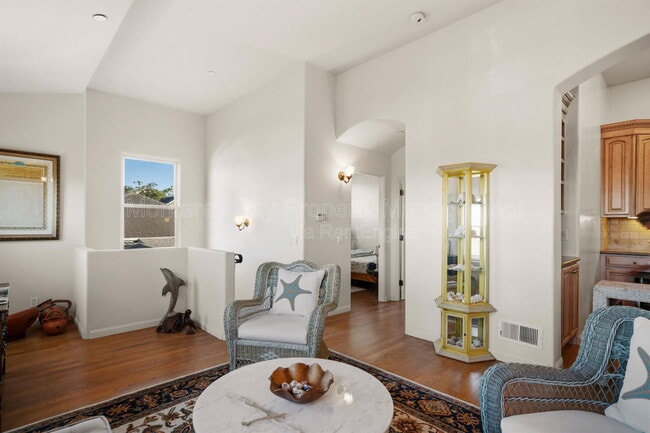 Building Photo - 525 Laurel Ave