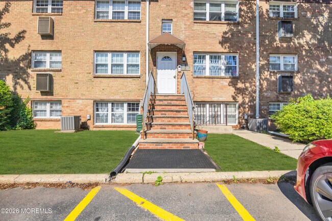 Building Photo - 393 College Dr