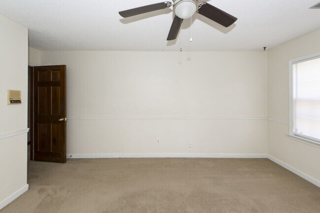 Building Photo - 5 Bedroom 3 Bath Home in Parkshore - Charl...