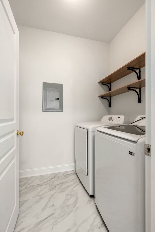 Building Photo - Ground Level 2-bed, 2-bath Condo in Provid...