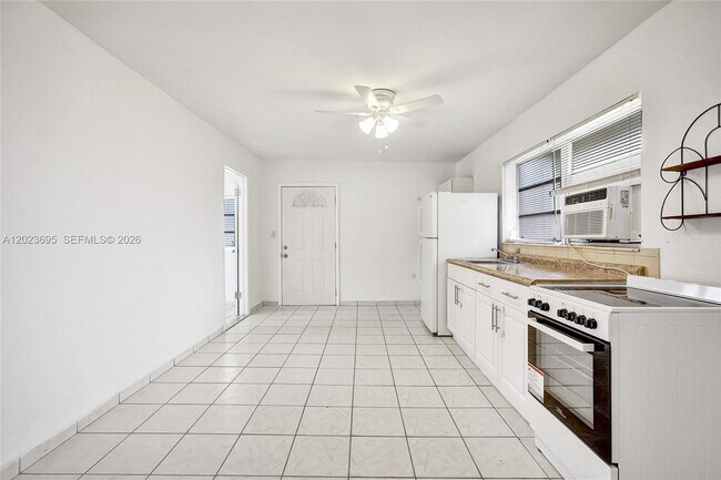Building Photo - 877 W 33rd St